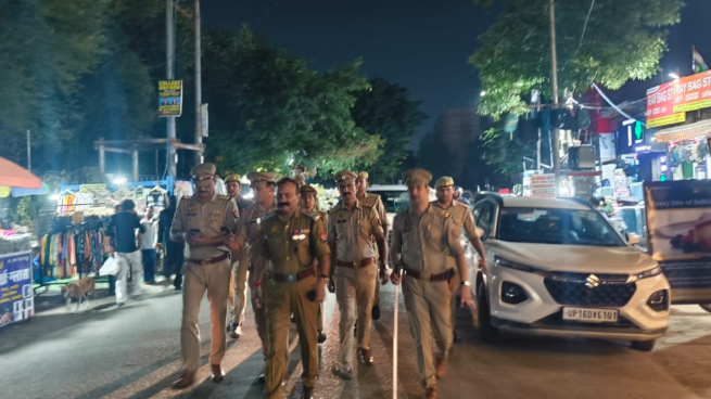 Uttar Pradesh News: जगत फार्म में DCP श्रवण कुमार सिंह ने संभाली सुरक्षा की कमान, पैदल किया निरीक्षण