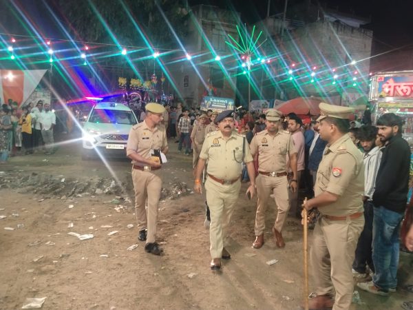 गौतमबुद्धनगर में दुर्गा पूजा पंडालों और रामलीला स्थलों की सुरक्षा बढ़ी, डीसीपी ने किया निरीक्षण