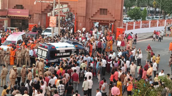 गोरखपुर: एंबुलेंस को रास्ता देने के लिए रोकी गई शोभायात्रा, मानवता और संवेदनशीलता की दिखी मिसाल