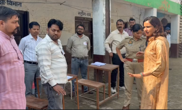 फर्रुखाबाद में MLC चुनाव: डीएम डॉ. अंकुर लाठर और एसपी आरती सिंह ने मतदान केंद्रों का किया निरीक्षण