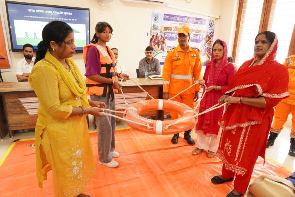 गौतमबुद्धनगर में आपदा प्रबंधन का प्रशिक्षण ले रहीं स्वयं सहायता समूह की महिलाएं, 50 महिलाओं ने सीखे बचाव के तरीके