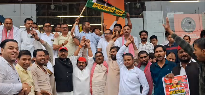 Varanasi MLC Election Result: शिक्षक सीट पर लाल बिहारी यादव ने भाजपा को हराया, बारिश में भी झूमे सपा कार्यकर्ता