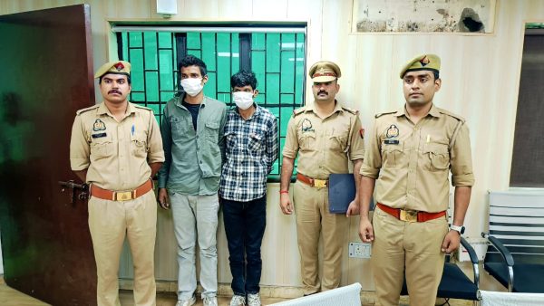 नोएडा में मोबाइल स्नेचिंग करने वाले दो आरोपी गिरफ्तार, 17 मोबाइल और चोरी की बाइक बरामद