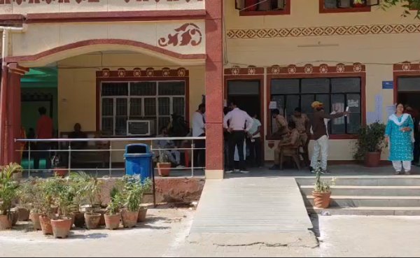 वाराणसी में शिक्षक-स्नातक एमएलसी चुनाव के लिए मतदान जारी, 15 प्रतिशत तक पहुंचा मतदान