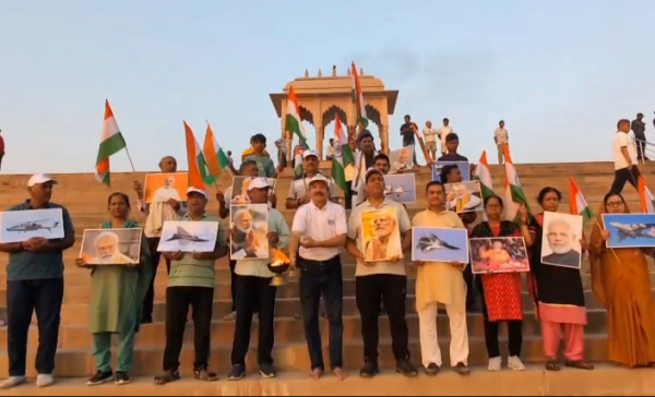 वाराणसी में नमामि गंगे ने मां गंगा की आरती कर पीएम मोदी का किया अभिनंदन, ‘मेक इन इंडिया’ का संदेश