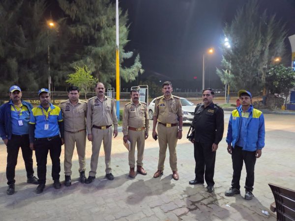 त्योहारों से पहले सेंट्रल नोएडा में पुलिस का सख्त पहरा, 42 टीमों ने 2315 लोगों की जांच की