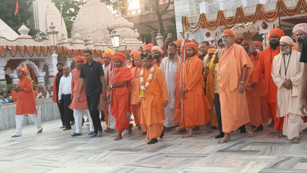गोरखनाथ मंदिर से बुलेटप्रूफ रथ पर सवार होकर मानसरोवर रवाना हुए CM योगी, सुरक्षा के कड़े इंतजाम