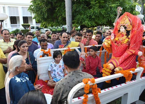 लखनऊ: राज्यपाल आनंदीबेन पटेल ने की मां दुर्गा की पूजा-अर्चना, जन भवन में प्रतिमा विसर्जन के साथ नवरात्रि उत्सव संपन्न